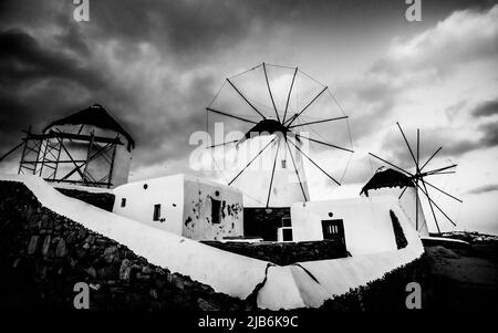 Kleine Windmühlen in schwarz und weiß Stockfoto