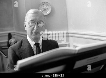 Portrait du Chef d'orchestre et claveciniste William Christie (ne William Lincoln Christie, 1944-1995) dans sa maison a Paris en 1993. ©Michele Brabo/Opale.photo Stockfoto