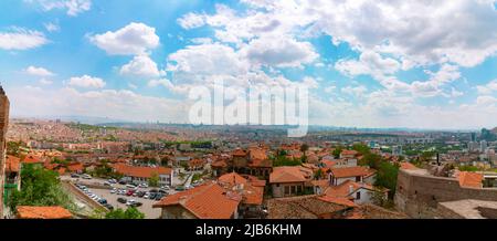 Panoramablick auf Ankara mit bewölktem Himmel. Hauptstadt der Türkei. Reise zum Ankara Hintergrundbild. Stockfoto