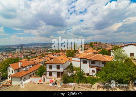 Traditionelle türkische Häuser und Stadtbild von Ankara aus dem Schloss Ankara. Hauptstadt der Türkei Hintergrundbild. Stockfoto