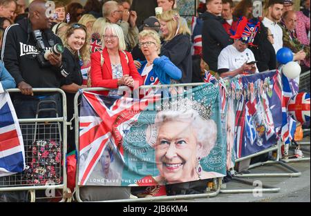 London UK 3. June 2022 - Menschenmengen beim Thanksgiving Service für das Platin-Jubiläum der Königin in der St. Paul's Cathedral in London : Credit Simon Dack / Alamy Live News Stockfoto