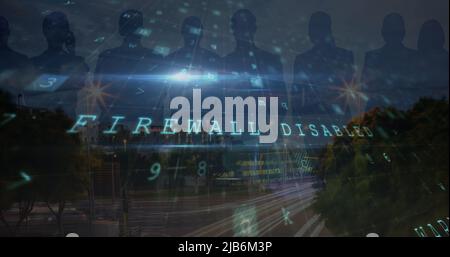 Bild der Warnung vor Cyberangriffen und Silhouetten von Menschen über dem Stadtbild Stockfoto Bild der Warnung vor Cyberangriffen und Silhouetten von Menschen über dem Stadtbild Stockfoto