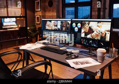 Desktop-Computer mit Bildbearbeitungssoftware, der im modernen Kreativbüro auf dem Schreibtisch steht Stockfoto