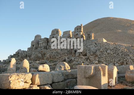 Mount Nemrut mit dem Kopf vor den Statuen. Das UNESCO-Weltkulturerbe am Mount Nemrut. Stockfoto