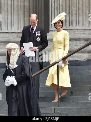 London UK 3. June 2022 - The Duke and Duchess of Cambridge nach der Teilnahme am Thanksgiving Service für das Platin-Jubiläum der Königin in der St. Paul's Cathedral in London : Credit Simon Dack / Alamy Live News Stockfoto