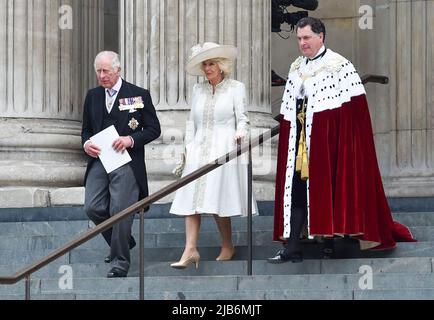 London UK 3. June 2022 - Prinz Charles und Camilla, der Herzog und die Herzogin von Cornwall nach der Teilnahme am Thanksgiving Service für das Platin-Jubiläum der Königin in der St. Paul's Cathedral in London : Credit Simon Dack / Alamy Live News Stockfoto