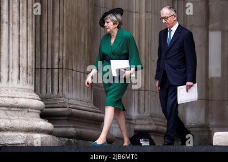 Die ehemalige britische Premierministerin Theresa May und ihr Mann Philip May verließen den Nationaldienst für Thanksgiving in der St. Paul's Cathedral, London, am zweiten Tag der Feierlichkeiten zum Platin-Jubiläum von Königin Elizabeth II. Bilddatum: Freitag, 3. Juni 2022. Stockfoto