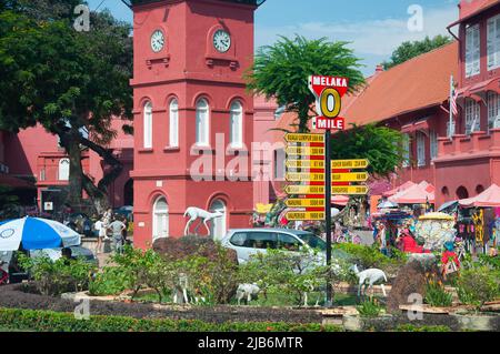 Melaka, Malaysia. 17. August 2017. Der historische Uhrenturm in der Nähe der christ-Kirche und der Meilenzeiger in der Stadt Melaka Malaysia zum UNESCO-Weltkulturerbe Stockfoto