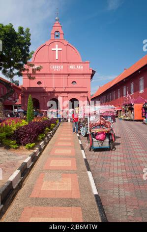 Melaka, Malaysia. 17. August 2017. Die historische christuskirche und Rikschas in der Stadt Melaka Malaysia zum UNESCO-Weltkulturerbe erklärt. Stockfoto