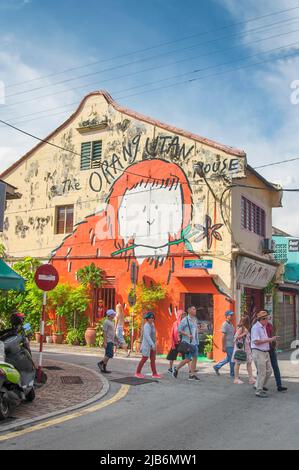 Melaka, Malaysia. 17. August 2017. Asiatische Touristen, die auf den Straßen in der Nähe des Orang-Utan-Hauses auf dem berühmten Jonker Walk-Gebiet von Malacca Malaysia spazieren Stockfoto