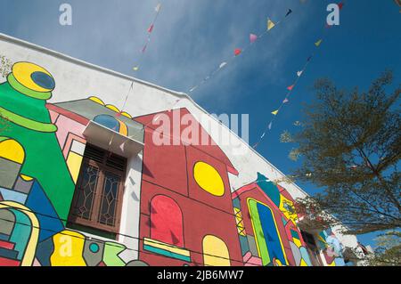 Melaka, Malaysia. 17. August 2017. Farbenfrohe Graffiti an der Seite eines Gebäudes im Jonker Walk-Gebiet von Malacca Malaysia an einem Tag mit blauem Himmel. Stockfoto