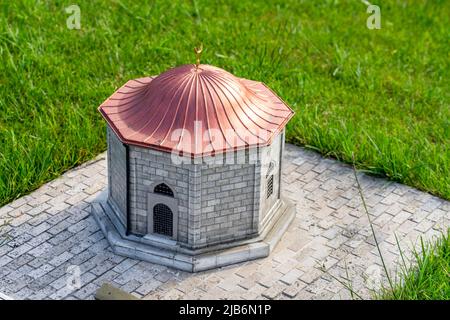 Grab von Gul Baba (Budapest) im Miniatürk Park von Istanbul, Türkei. Stockfoto