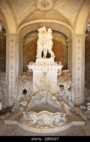 Statue in einer Höhle in den Gärten eines Palastes in Estai, Algarve, Portugal Stockfoto