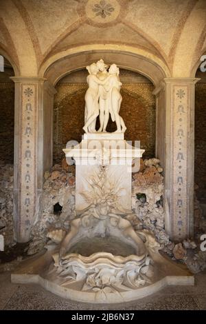 Statue in einer Höhle in den Gärten eines Palastes in Estai, Algarve, Portugal Stockfoto