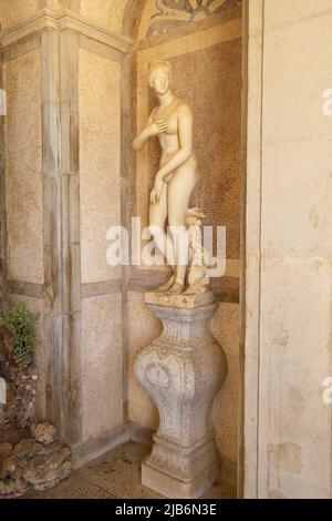 Statue in einer Höhle in den Gärten eines Palastes in Estai, Algarve, Portugal Stockfoto