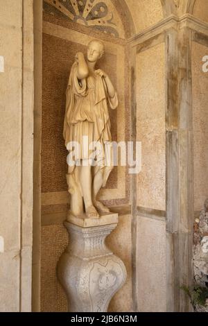 Statue in einer Höhle in den Gärten eines Palastes in Estai, Algarve, Portugal Stockfoto