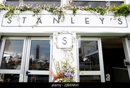 Ein allgemeiner Blick auf das StanleyÕs Hospitality Tent am Ladies Day während des Cazoo Derby Festival 2022 auf der Epsom Racecourse, Surrey. Bilddatum: Freitag, 3. Juni 2022. Stockfoto