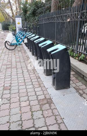 Fahrradverleih in einer Straße im Stadtzentrum von Istanbul Stockfoto