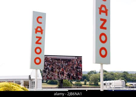 Eine allgemeine Ansicht des Cazoo-Brandings und der riesigen Leinwand am Ladies Day während des Cazoo Derby Festivals 2022 auf der Epsom Racecourse, Surrey. Bilddatum: Freitag, 3. Juni 2022. Stockfoto