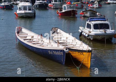 Zwei Konzerte vom lokalen Gig Club, der im kornischen Fischerhafen von Porthleven festgemacht hat Stockfoto