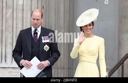 London, Großbritannien. 3.. Juni 2022. Prinz William, Herzog von Cambridge, und Catherine, Herzogin von Cambridge, verließen den Dankdienst für ihre Königliche Hoheit Elisabeth II., um ihr Platin-Jubiläum in der St. Paul's Cathedral in London zu feiern. Quelle: James Boardman/Alamy Live News Stockfoto