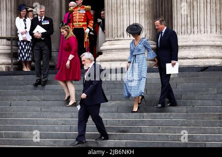 Der ehemalige Premierminister David Cameron und seine Frau Samantha Cameron (zweite rechts) sowie der ehemalige Premierminister Gordon Brown (Mitte) und seine Frau Sarah verlassen den Nationaldienst für Thanksgiving in der St. Paul's Cathedral, London, am zweiten Tag der Feierlichkeiten zum Platin-Jubiläum von Königin Elizabeth II. Bilddatum: Freitag, 3. Juni 2022. Stockfoto