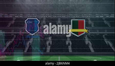 Abbildung von Mannschaftsemblemen und Datenverarbeitung auf blauen Grafiken über dem Sportstadion Stockfoto