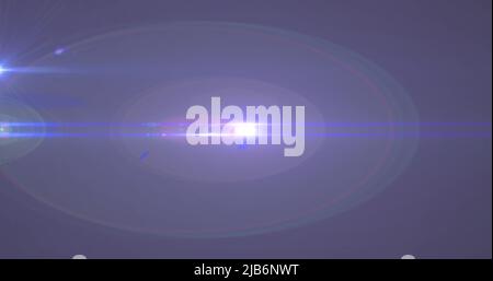 Bild eines Scheinwerfers mit Streulicht und Lichtstrahlen, die sich über einen dunklen Hintergrund bewegen Stockfoto