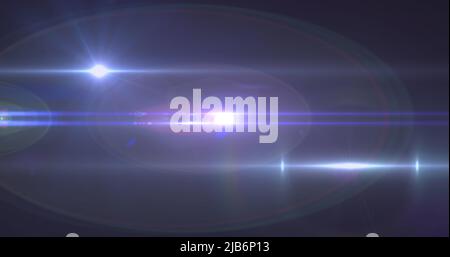 Bild von Lichtstrahlen, die sich über dunklen Hintergrund bewegen Stockfoto