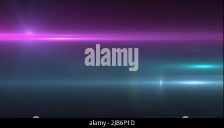 Bild eines rosa Scheinwerfers mit Streulicht und Lichtstrahlen, die sich über einen dunklen Hintergrund bewegen Stockfoto
