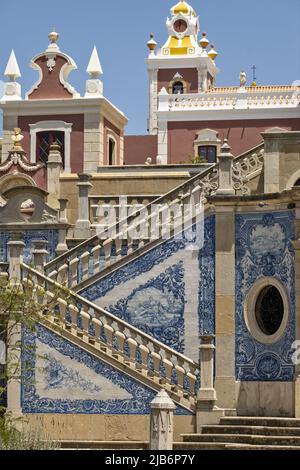 Azulejos-Tafeln in den Gärten eines Palastes in Estai, Algarve, Portugal Stockfoto