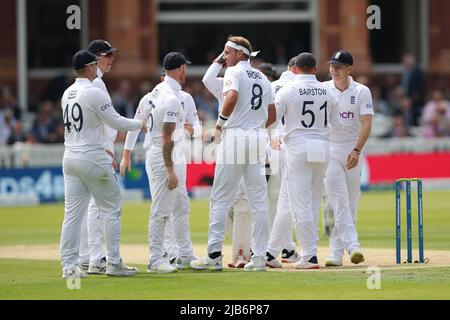 St. Johns Wood, Großbritannien. 03.. Juni 2022. Devon Conway aus Neuseeland ist für 13 unterwegs, gefangen von Ben Foakes (W) aus England beim Bowling von Stuart Broad aus England am 2. Tag des ersten LV Insurance Test-Spiels zwischen England und Neuseeland am Lords Cricket Ground, St. Johns Wood, Vereinigtes Königreich am 3. Juni 2022. Foto von Ken Sparks. Nur zur redaktionellen Verwendung, Lizenz für kommerzielle Nutzung erforderlich. Keine Verwendung bei Wetten, Spielen oder Veröffentlichungen einzelner Clubs/Vereine/Spieler. Kredit: UK Sports Pics Ltd/Alamy Live Nachrichten Stockfoto