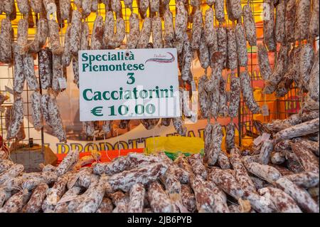 Marktstand auf dem Wochenmarkt mit italienischen Salami-Spezialitäten, Cannobio, Piemont, Italien, Europa Stockfoto