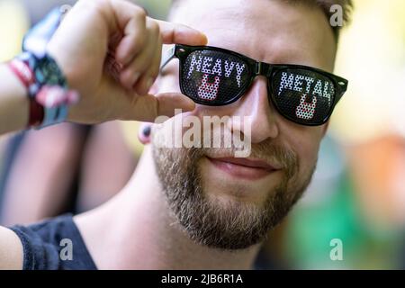 Nürnberg, Deutschland. 03.. Juni 2022. „Heavy Metal“ steht auf Marcel's Brille beim Open-Air-Festival „Rock im Park“. Es ist eines der größten Musikfestivals in Bayern. In den vergangenen Jahren kamen bis zu 70.000 Rockfans. Quelle: Daniel Karmann/dpa/Alamy Live News Stockfoto