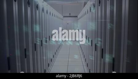 Abbildung der Warnung vor einem Cyber-Angriff über dem Serverraum Stockfoto Abbildung der Warnung vor einem Cyber-Angriff über dem Serverraum Stockfoto