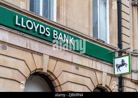 Lloyds Bank Schild an der Außenseite ihrer Niederlassung in Lincoln, Lincolnshire, Großbritannien. Stockfoto