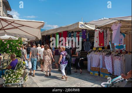 Touristen auf dem Wochenmarkt von Cannobio am Lago Maggiore, Piemont, Italien, Europa Stockfoto