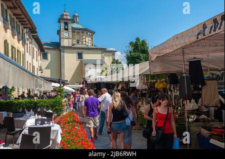 Touristen auf dem Wochenmarkt von Cannobio am Lago Maggiore, Piemont, Italien, Europa Stockfoto