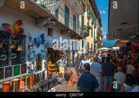 Touristen auf dem Wochenmarkt von Cannobio am Lago Maggiore, Piemont, Italien, Europa Stockfoto