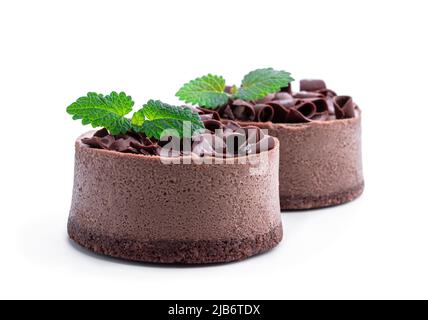 Mini Chocolate Käsekuchen mit Schokoladensplitter auf der Oberseite isoliert auf weiß Stockfoto