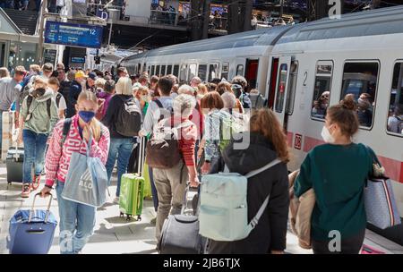 Hamburg, Deutschland. 03.. Juni 2022. Viele Reisende warten auf einem Bahnsteig am Hauptbahnhof vor einem IC-Zug nach Westerland (Sylt). Danach sollen regionale Expresszüge nach Kiel und Flensburg anfahren. Nach dem Start des 9-Euro-Tickets steht der öffentliche Nahverkehr am Pfingstwochenende vor seinem ersten Test. Quelle: Georg Wendt/dpa/Alamy Live News Stockfoto