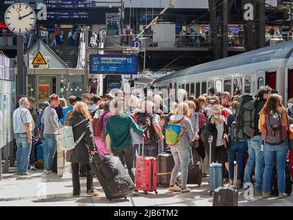 Hamburg, Deutschland. 03.. Juni 2022. Viele Reisende warten auf einem Bahnsteig am Hauptbahnhof vor einem IC-Zug nach Westerland (Sylt). Danach sollen regionale Expresszüge nach Kiel und Flensburg anfahren. Nach dem Start des 9-Euro-Tickets steht der öffentliche Nahverkehr am Pfingstwochenende vor seinem ersten Test. Quelle: Georg Wendt/dpa/Alamy Live News Stockfoto