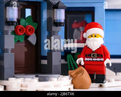 Tambow, Russische Föderation - 26. Mai 2022 Lego Santa Claus steht in der Nähe des Eingangs zu einem blauen Haus Stockfoto