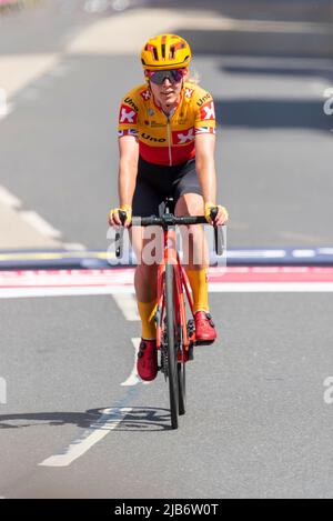 Hannah Barnes vom Uno X Pro Cycling Team nach dem Überqueren der Ziellinie bei der RideLondon Classique Radrennetappe 1 in Maldon, Essex, Großbritannien Stockfoto