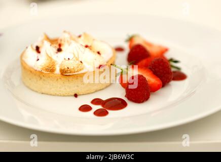 Ein allgemeiner Blick auf die Gastronomie im Siegerpostzelt am Ladies Day während des Cazoo Derby Festival 2022 auf der Epsom Racecourse, Surrey. Bilddatum: Freitag, 3. Juni 2022. Stockfoto