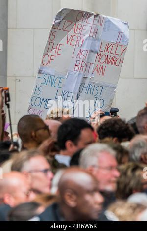 London, Großbritannien. 3.. Juni 2022. Der Erntedankgottesdienst in der St. Pauls Kathedrale im Rahmen der Feierlichkeiten zum Platin-Jubiläum von HM, der Königin Elizabeth. Kredit: Guy Bell/Alamy Live Nachrichten Stockfoto