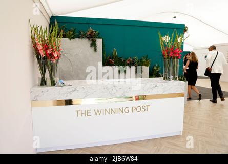 Ein allgemeiner Blick auf das Siegerpostzelt am Ladies Day während des Cazoo Derby Festival 2022 auf der Epsom Racecourse, Surrey. Bilddatum: Freitag, 3. Juni 2022. Stockfoto