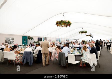 Ein allgemeiner Blick auf das Siegerpostzelt am Ladies Day während des Cazoo Derby Festival 2022 auf der Epsom Racecourse, Surrey. Bilddatum: Freitag, 3. Juni 2022. Stockfoto