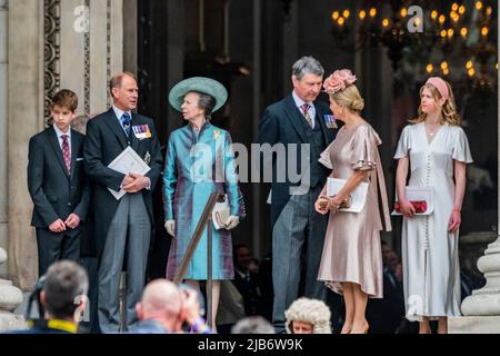 London, Großbritannien. 3.. Juni 2022. Der Erntedankgottesdienst in der St. Pauls Kathedrale im Rahmen der Feierlichkeiten zum Platin-Jubiläum von HM, der Königin Elizabeth. Kredit: Guy Bell/Alamy Live Nachrichten Stockfoto