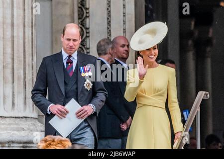 London, Großbritannien. 3.. Juni 2022. Prinz William verlässt mit seiner Frau Catherine, Herzog und Herzogin von Cambridge - den Erntedankgottesdienst in der St. Pauls Cathedral im Rahmen der Feierlichkeiten zum Platin-Jubiläum von HM, der Königin Elizabeth. Kredit: Guy Bell/Alamy Live Nachrichten Stockfoto